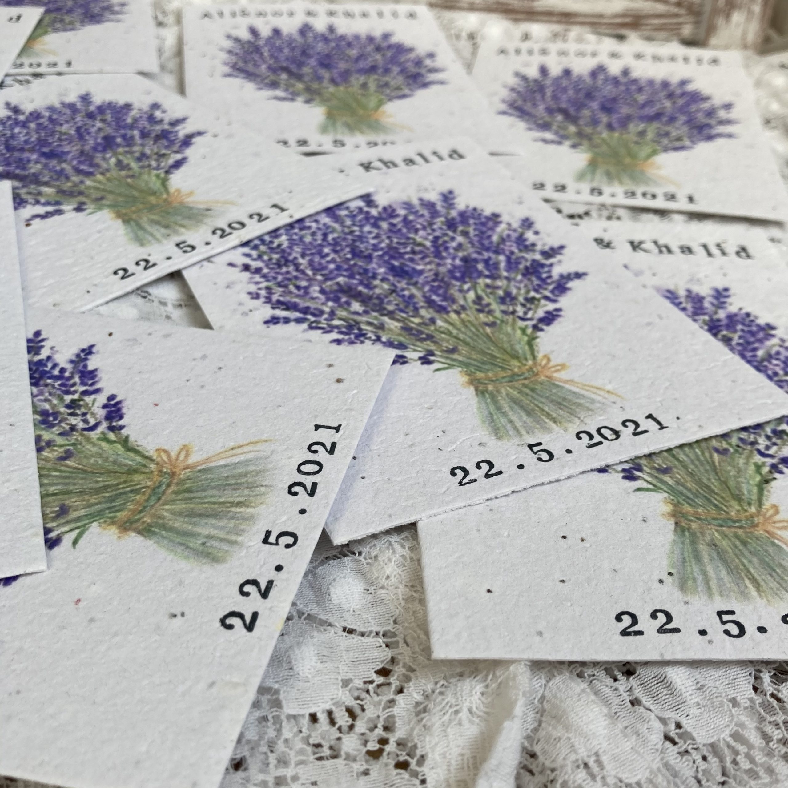 Illunine créations sur-mesure carte à planter création française mini papeterie eco responsable fleurie zéro déchet baptême décoration de table confettis mariage zéro déchet remerciments merci personnalisée illustrée aquarelle Seine et Marne carte de visite papier ensemencé carte ensemencée carte à semer carte qui se transforme en fleurs aquarelle sur mesure carte poétique papier recyclé deuil cadeau d’invité faire part notice île de France illustration sur mesure carte symbolique