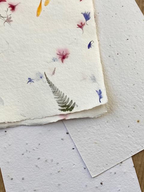 Illunine créations sur-mesure carte à planter création française mini papeterie eco responsable fleurie zéro déchet baptême décoration de table confettis mariage zéro déchet remerciments merci personnalisée illustrée aquarelle Seine et Marne carte de visite papier ensemencé carte ensemencée carte à semer carte qui se transforme en fleurs aquarelle sur mesure carte poétique papier recyclé deuil cadeau d’invité faire part notice île de France illustration sur mesure carte symbolique