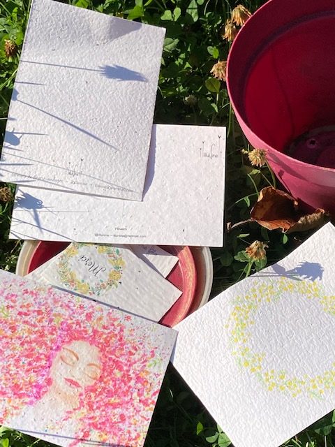 Illunine création française sur-mesure à personnaliser carte à planter carte à semer papier recyclé ensemencé carte qui se transforme en fleurs zéro déchet co responsable fleurie zéro déchet mini papeterie illustration carte de visite baptême décoration de table confettis mariage zéro déchet remerciements merci personnalisée illustrée aquarelle Seine et Marne aquarelle poétique deuil cadeau d’invité faire-part mariage naissance professionnels particuliers professionnel particulier île de France Paris France Europe